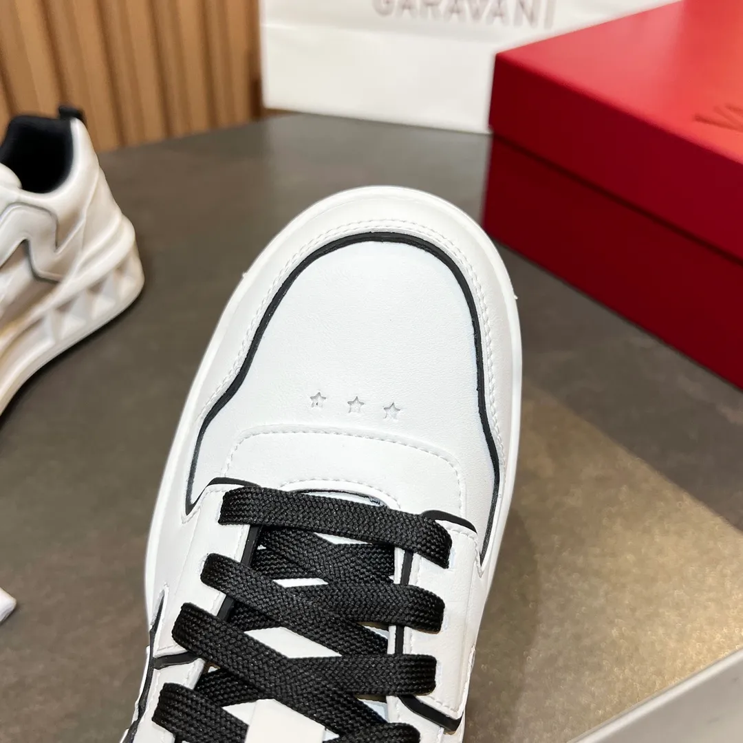 👟👟Ex-factory price 660👟👟 𝑽𝒂𝒍𝒆𝒏𝒕𝒊𝒏𝒐Valentino 𝑶𝒏𝒆𝑺𝒕𝒖𝒅 Couple casual sports shoes series Valentino 2024 new couple sports shoes are on sale. The original ZP was purchased and dismantled. Repeated pattern making and modification. I tried my best to restore it one to one! Top luxury masterpiece Signature five-pointed star design Soft and comfortable genuine leather with contrasting colors brings excellent and elegant texture and excellent on-foot comfort Top purchasing version upper: imported calfskin surface/original oil edge craftsmanship Outsole: original development 𝐓𝐏𝐔 two-color combination outsole Packaging: original configuration complete package Code number: 34-𝟒𝟓